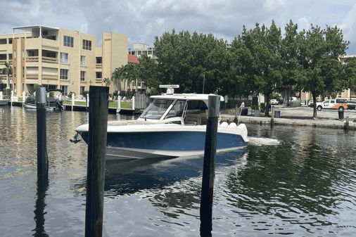 Boston Whaler 350 Realm image