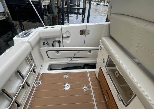 Boston Whaler 350 Realm image