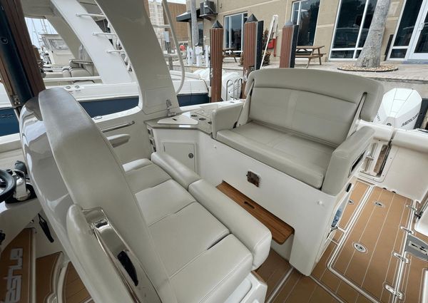 Boston Whaler 350 Realm image