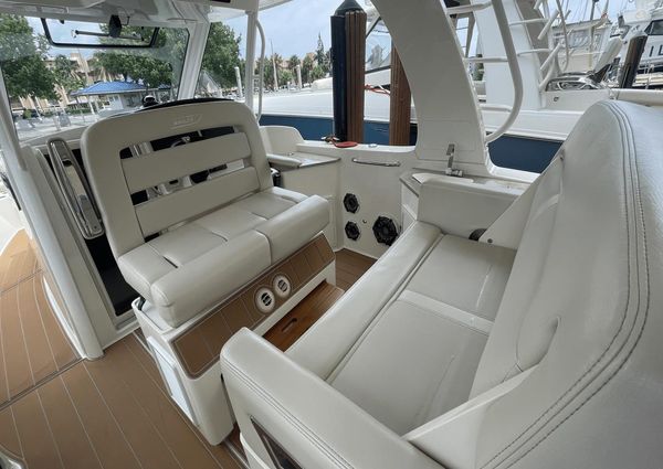 Boston Whaler 350 Realm image