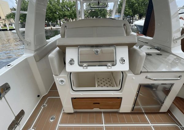 Boston Whaler 350 Realm image