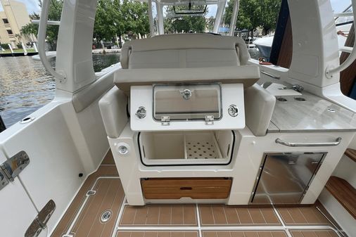 Boston Whaler 350 Realm image