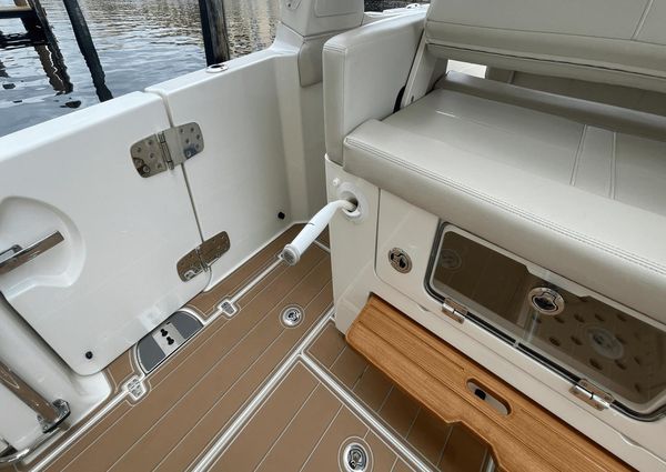 Boston Whaler 350 Realm image