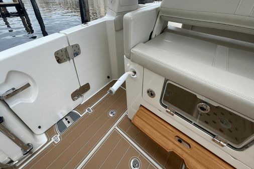 Boston Whaler 350 Realm image