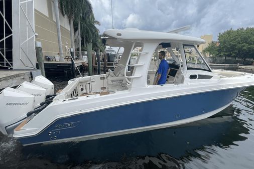 Boston Whaler 350 Realm image