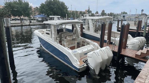 Boston Whaler 350 Realm 