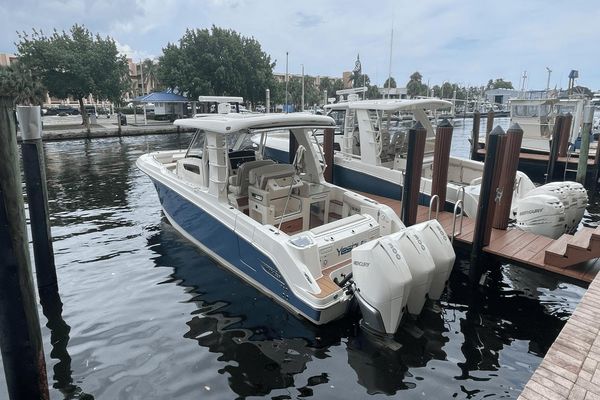 Boston Whaler 350 Realm - main image