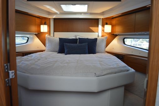 Tiara Yachts C49 Coupe image