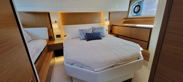 Tiara Yachts C49 Coupe image