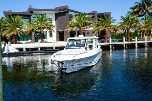 Boston Whaler 380 Realm image