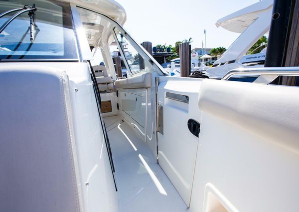 Boston Whaler 380 Realm image