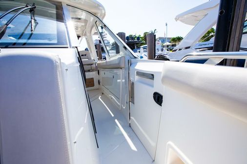 Boston Whaler 380 Realm image