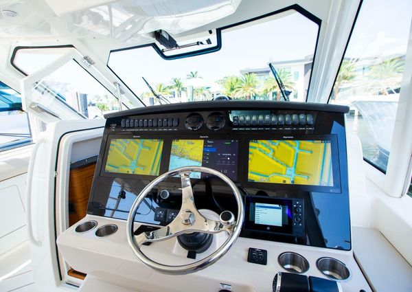 Boston Whaler 380 Realm image