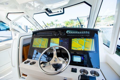 Boston Whaler 380 Realm image