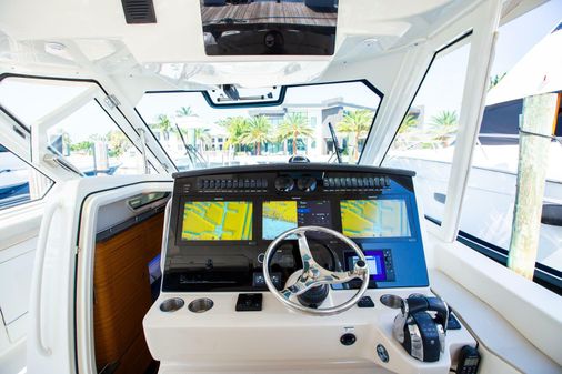 Boston Whaler 380 Realm image