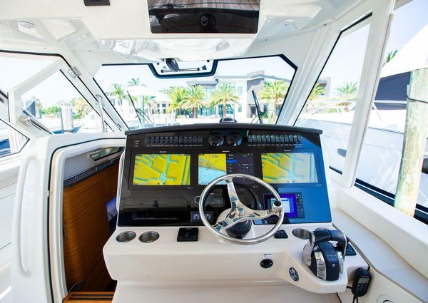 Boston Whaler 380 Realm image