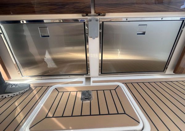 Tiara Yachts 43 LS image