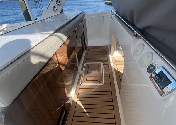 Tiara Yachts 43 LS image