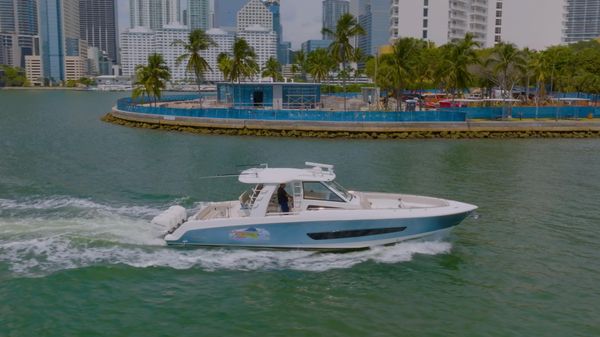 Boston Whaler 420 Outrage
