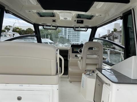 Boston Whaler 325 Conquest image