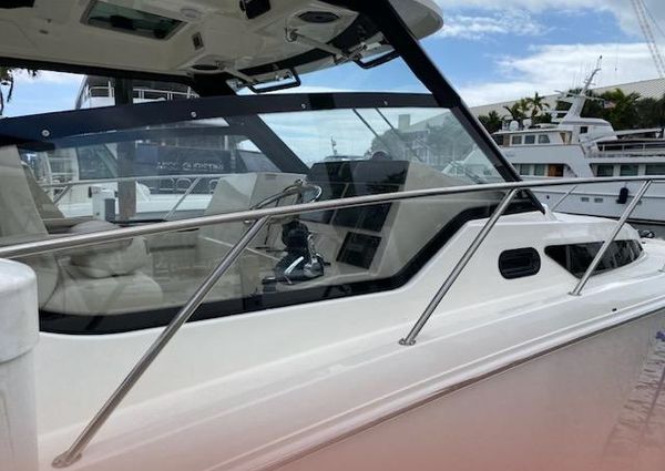 Boston Whaler 325 Conquest image