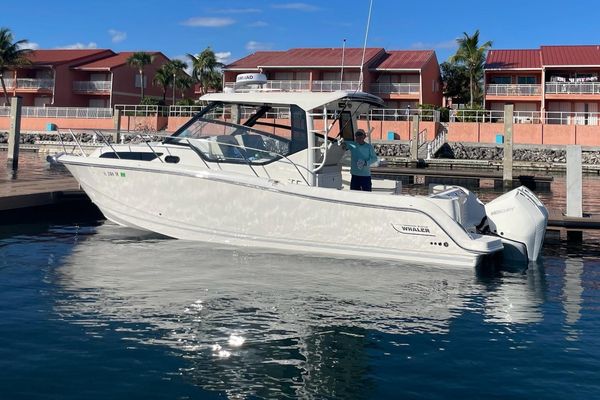 Boston Whaler 325 Conquest - main image