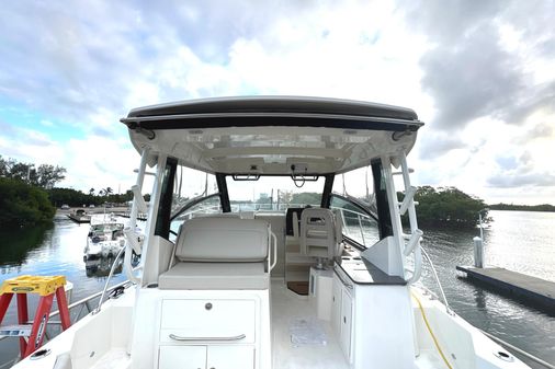 Boston-whaler 325-CONQUEST image