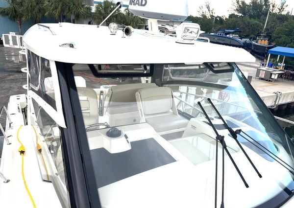 Boston Whaler 325 Conquest image