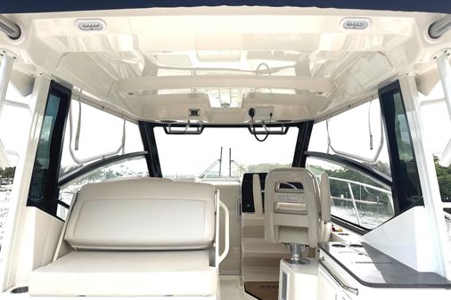 Boston-whaler 325-CONQUEST image