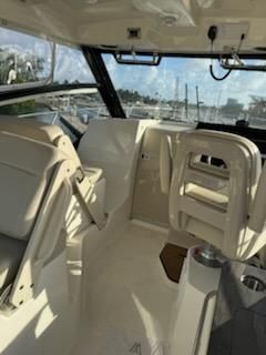 Boston Whaler 325 Conquest image