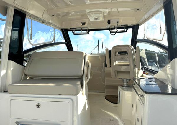 Boston Whaler 325 Conquest image