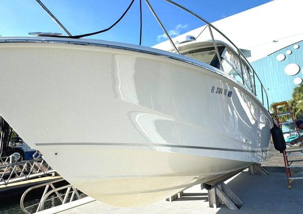 Boston Whaler 325 Conquest image