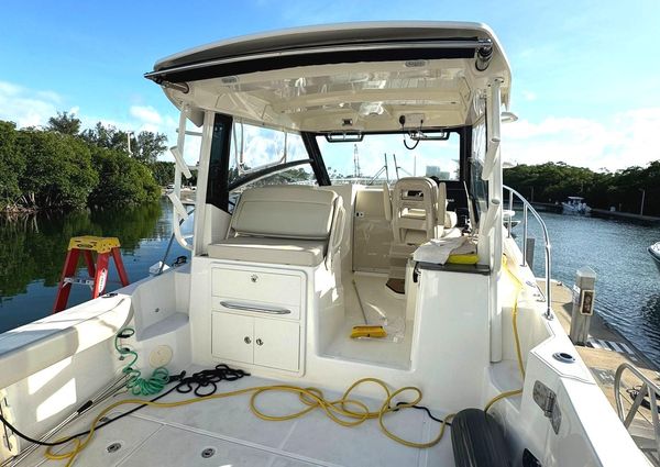 Boston Whaler 325 Conquest image