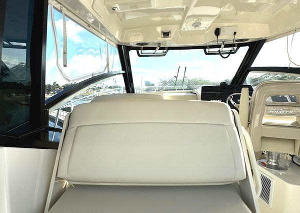 Boston Whaler 325 Conquest image