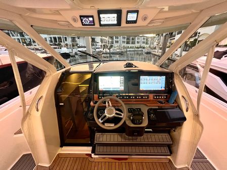 Tiara Yachts 38 LS image