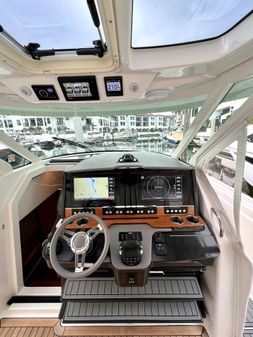 Tiara Yachts 38 LS image