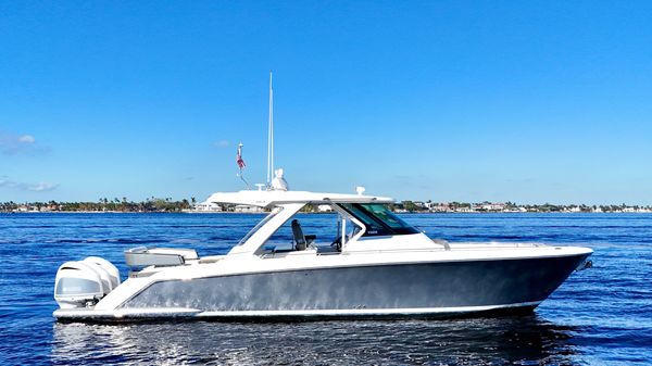 Tiara Yachts 38 LS 