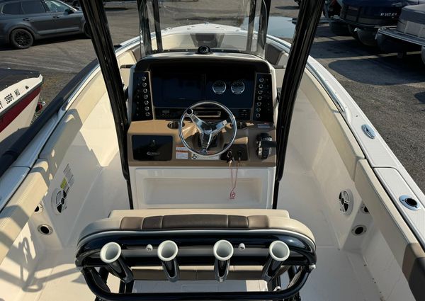 Robalo R230-CENTER-CONSOLE image