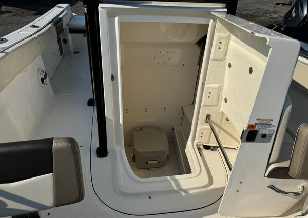 Robalo R230-CENTER-CONSOLE image