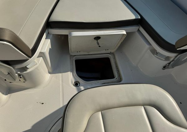 Robalo R230-CENTER-CONSOLE image