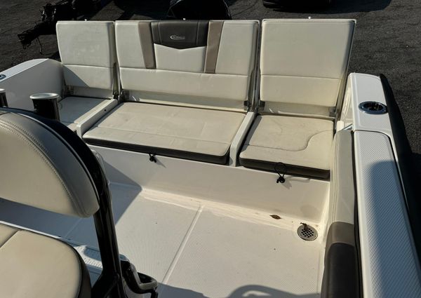 Robalo R230-CENTER-CONSOLE image