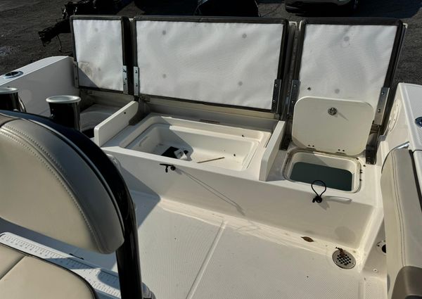 Robalo R230-CENTER-CONSOLE image