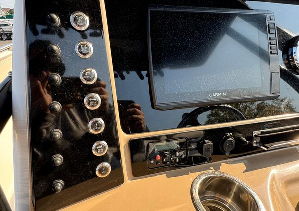 Robalo R230-CENTER-CONSOLE image