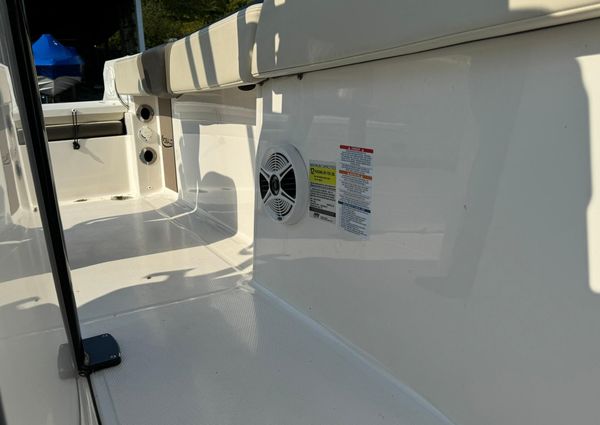 Robalo R230-CENTER-CONSOLE image