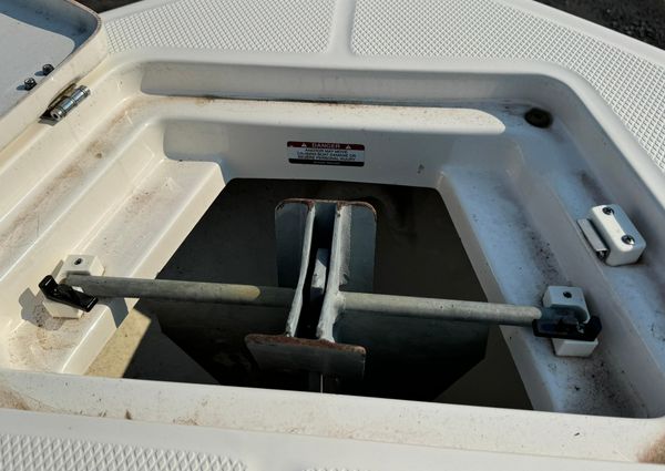 Robalo R230-CENTER-CONSOLE image