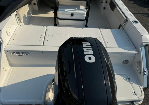 Robalo R230-CENTER-CONSOLE image