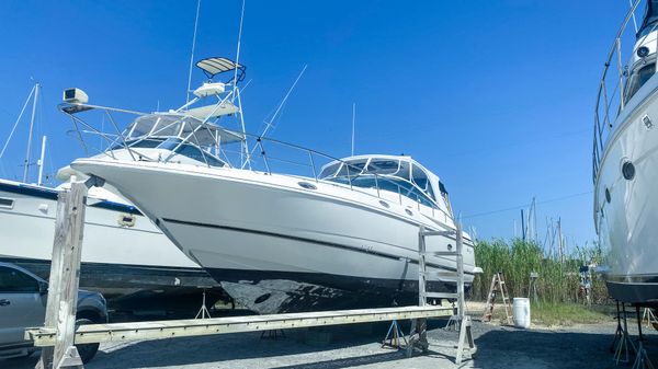 Cruisers Yachts 4270 Express