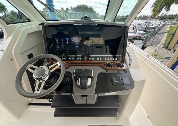 Tiara Yachts 34 LS image