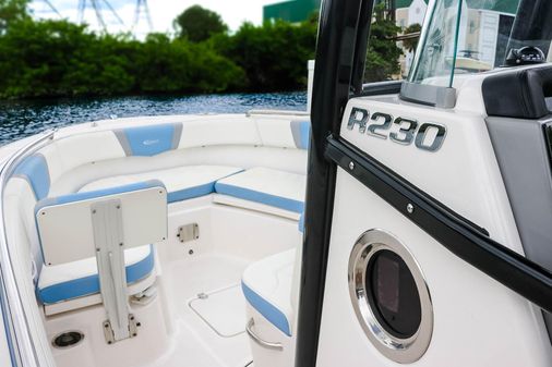 Robalo R230 image