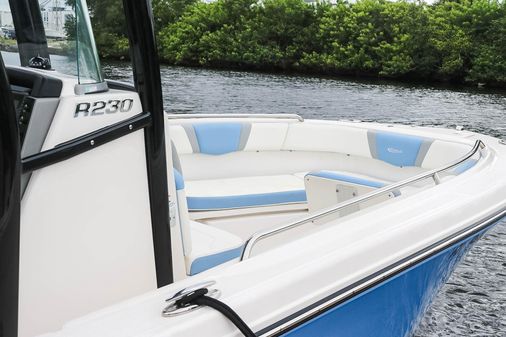 Robalo R230 image